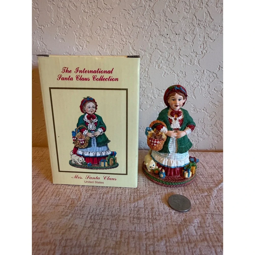 The International Santa Claus Collection Figurine Set with‎ Boxes